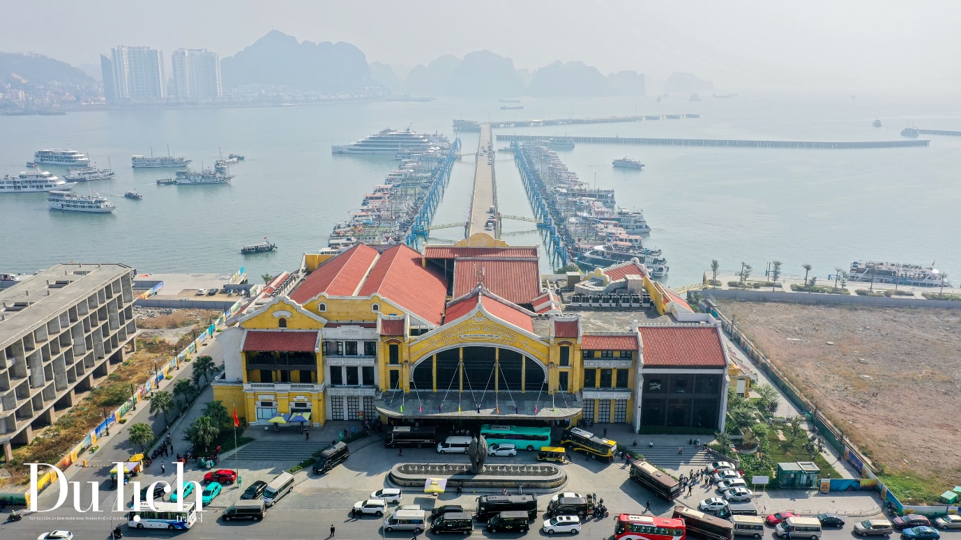 hinh anh khach du lich quoc te tap nap den ha long ngay dau nam moi - 1