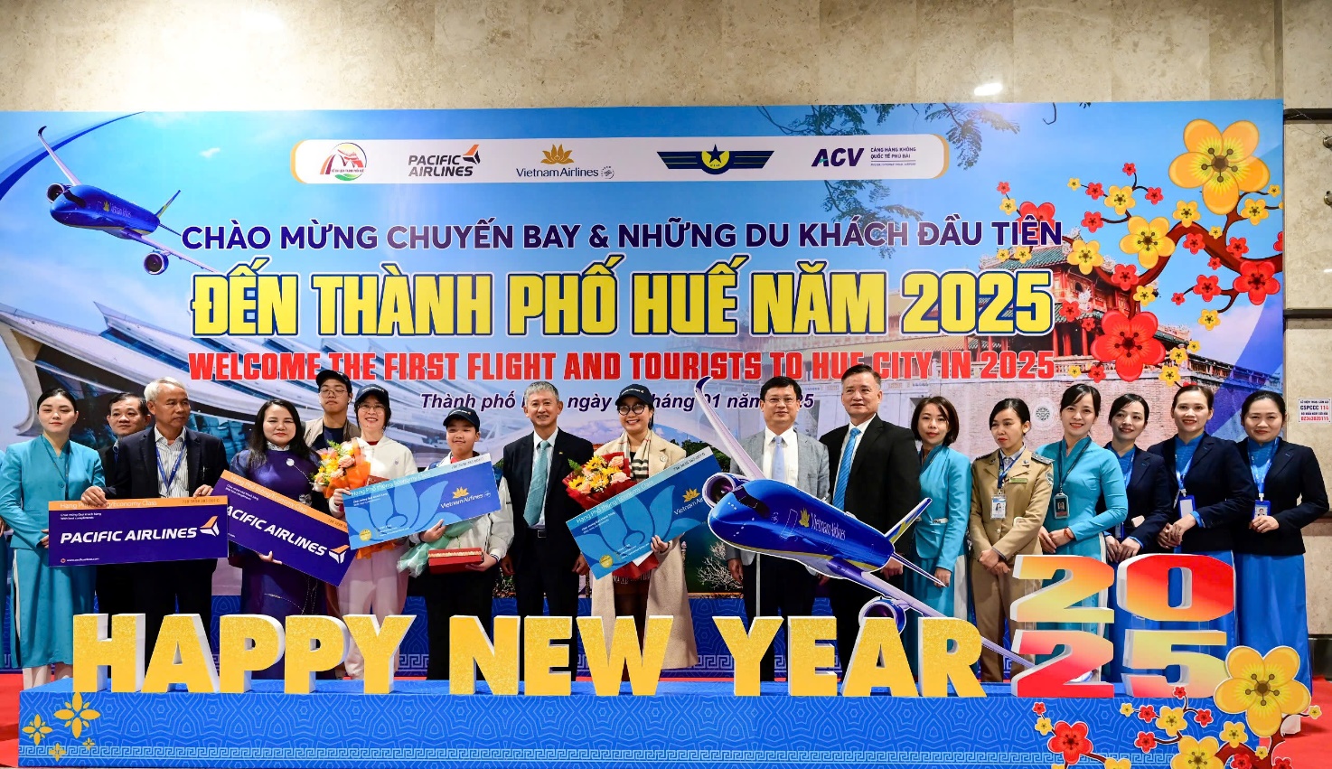 Chào đón những du khách đầu tiên đến Huế bằng đường hàng không năm 2025 - 2