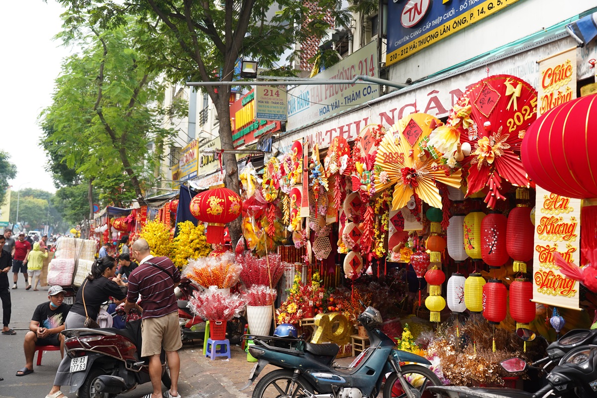 duong hai thuong lan ong ruc ro sac xuan, rat nhieu do trang tri tet - 4