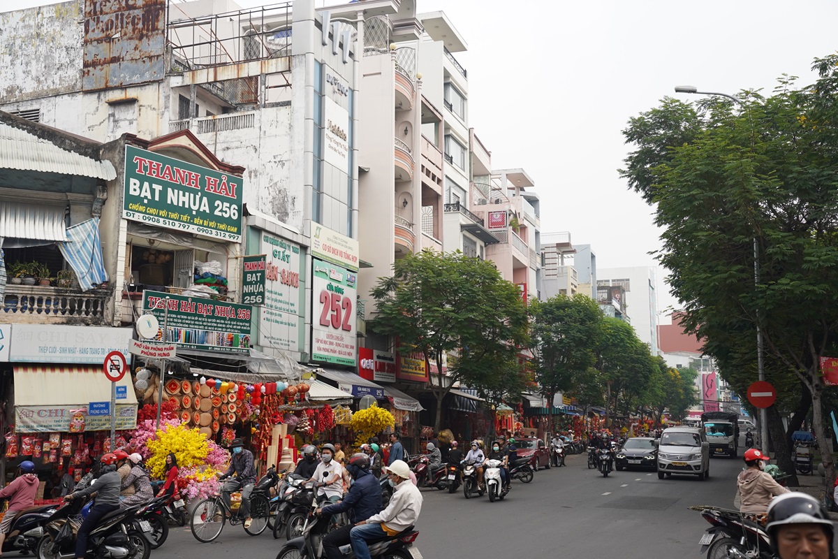 duong hai thuong lan ong ruc ro sac xuan, rat nhieu do trang tri tet - 19