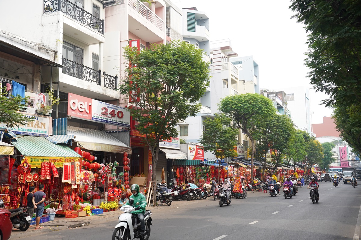 duong hai thuong lan ong ruc ro sac xuan, rat nhieu do trang tri tet - 13