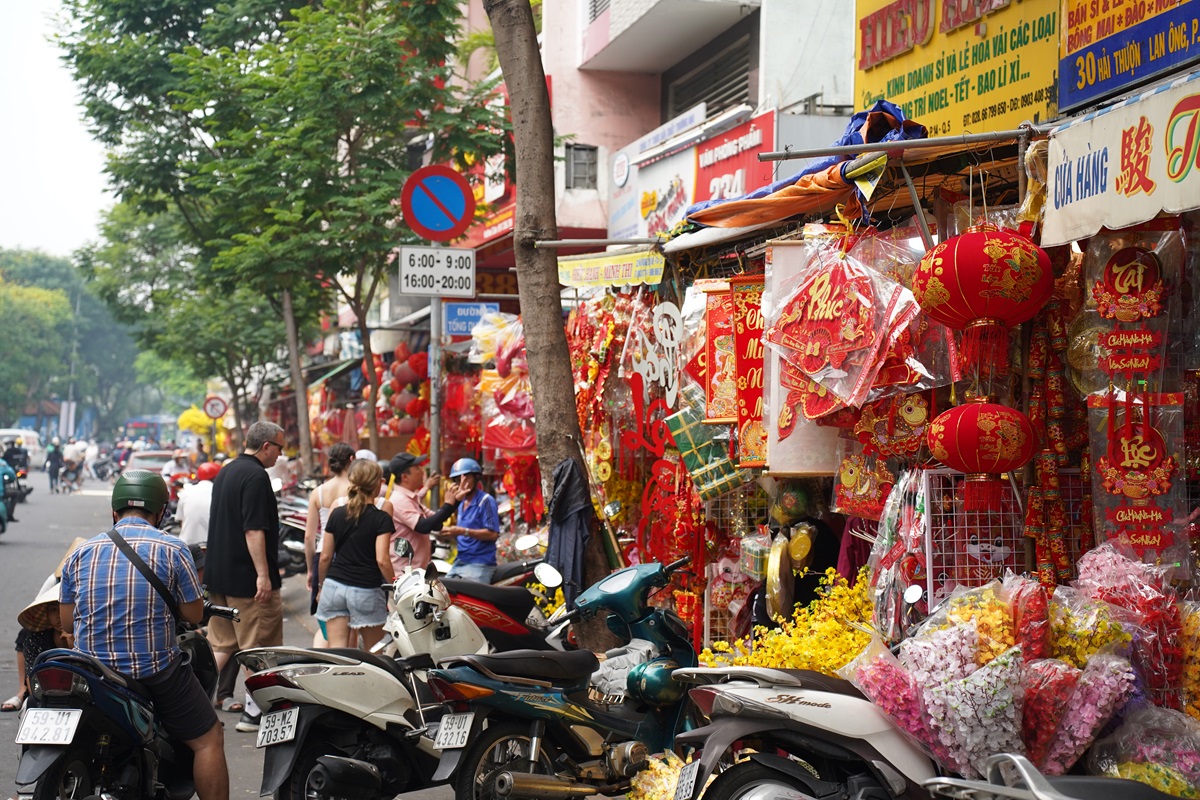 duong hai thuong lan ong ruc ro sac xuan, rat nhieu do trang tri tet - 9