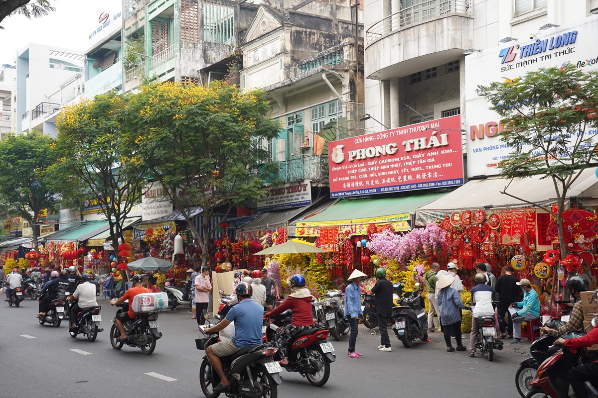 duong hai thuong lan ong ruc ro sac xuan, rat nhieu do trang tri tet - 26