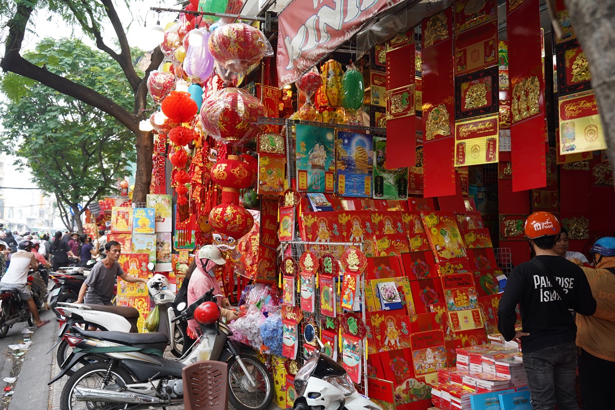 duong hai thuong lan ong ruc ro sac xuan, rat nhieu do trang tri tet - 25