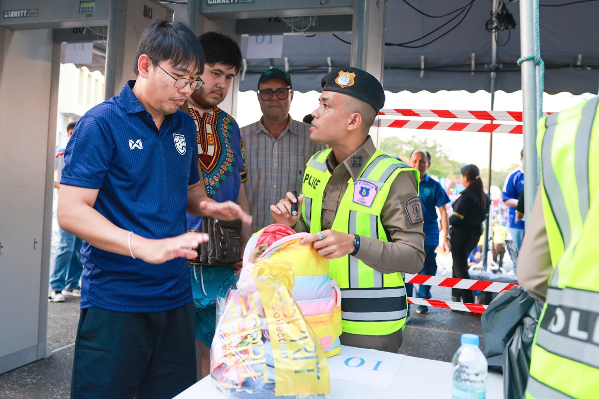 Sắc đỏ tràn ngập sân Rajamangala, Thái Lan: Cổ động viên Việt Nam tiếp lửa cho đội tuyển - 8