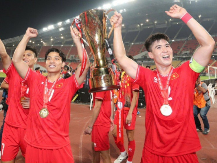 ĐT Việt Nam vô địch AFF Cup ngoạn mục nhất lịch sử, ngả mũ trước thầy Kim và học trò