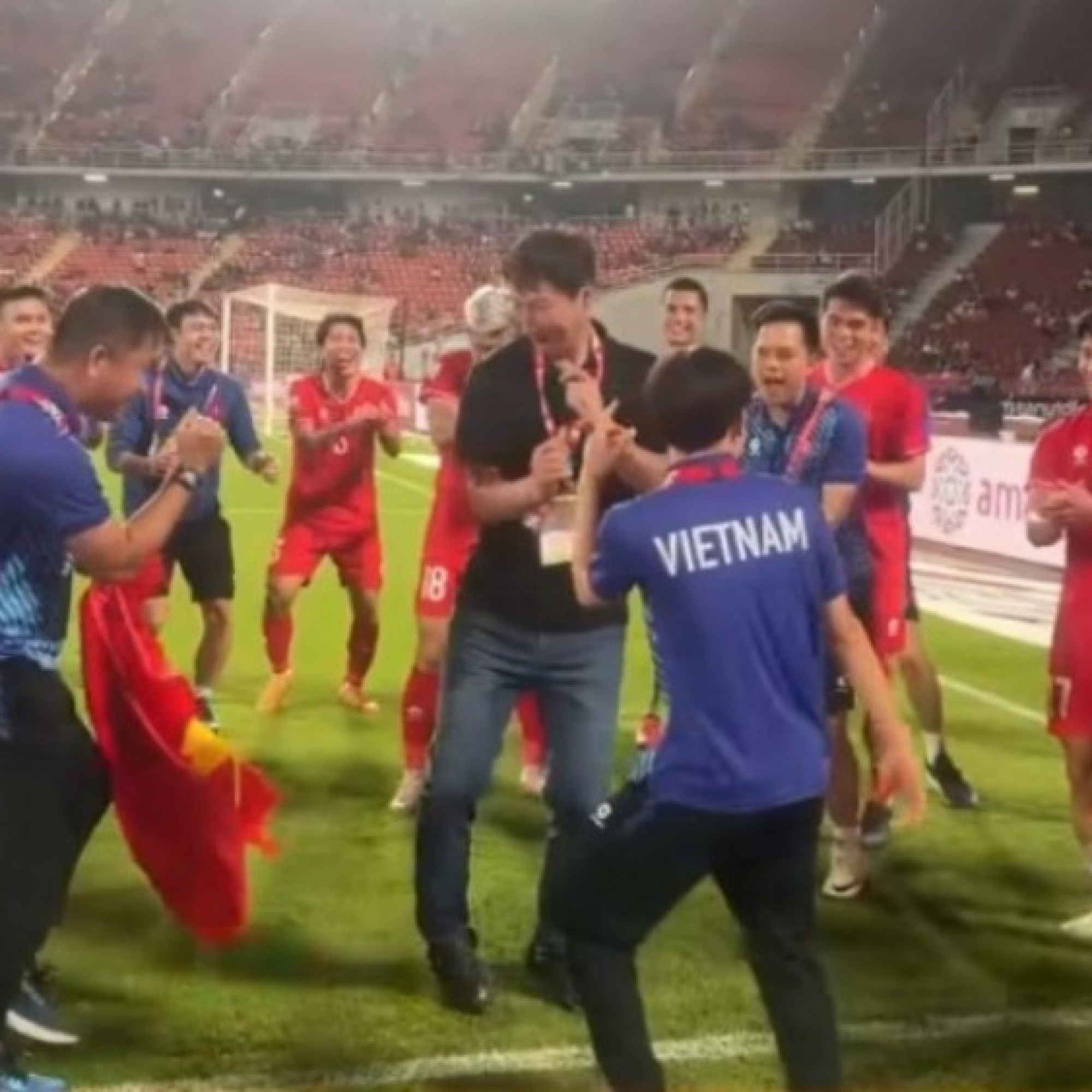  - Thầy Kim nói là làm, nhảy hiphop ngay tại Rajamangala ăn mừng vô địch AFF Cup