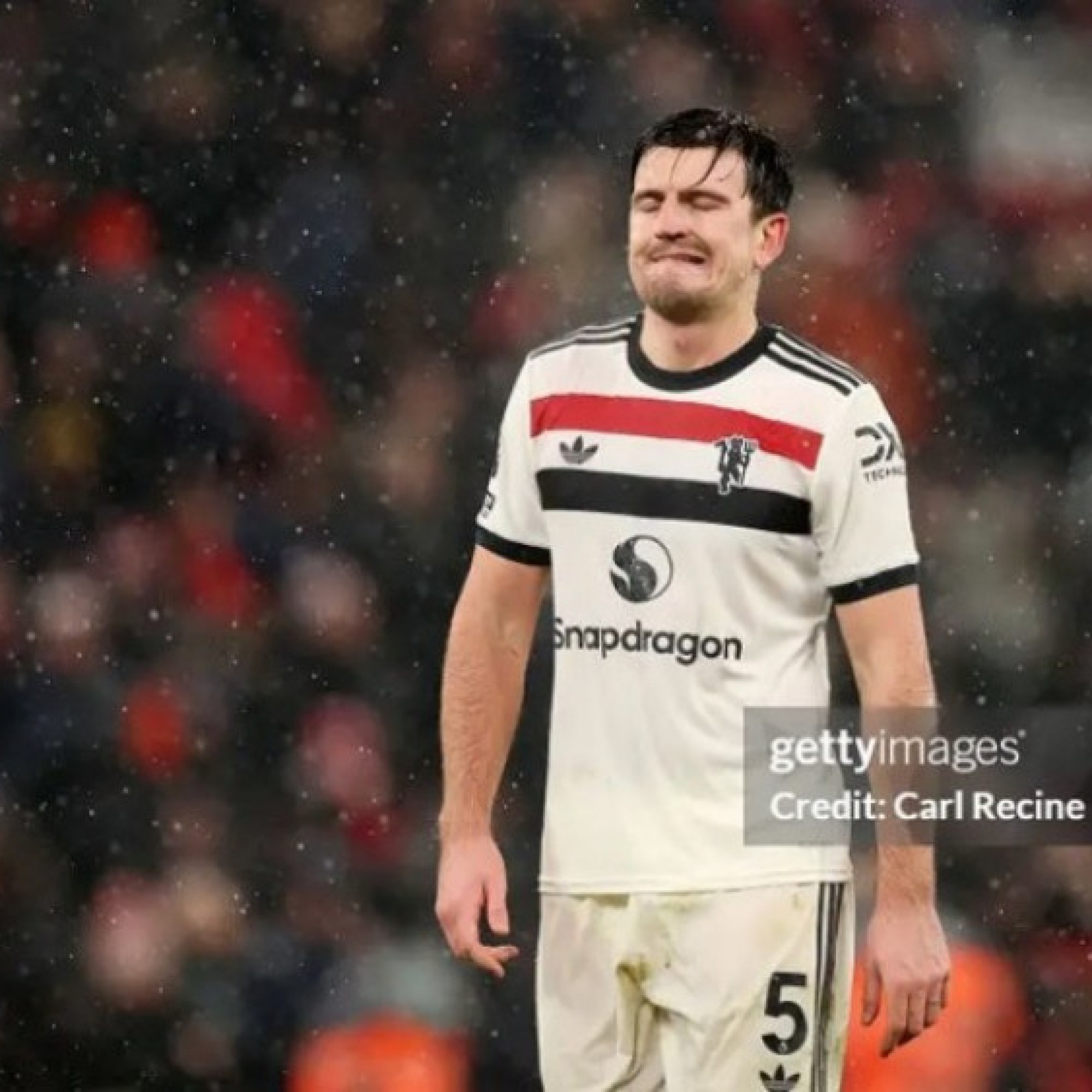  - Maguire bỏ lỡ không tưởng, MU hụt 3 điểm đáng tiếc trước Liverpool