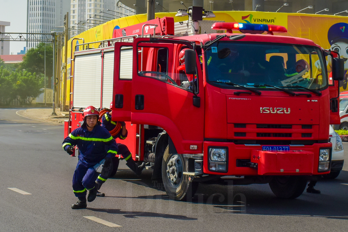 TP.HCM diễn tập quy mô lớn xử lý tình huống cháy nổ, cứu nạn tại nơi tập trung đông người - 5