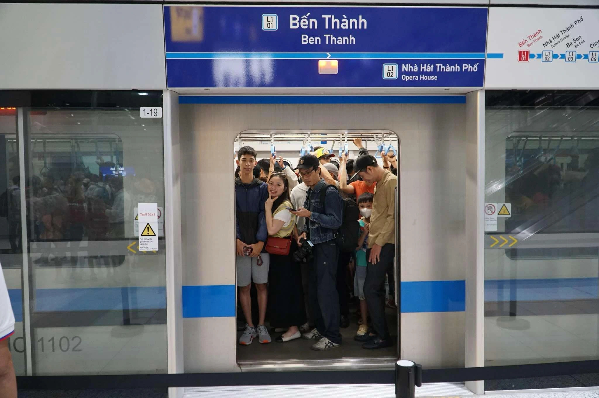 Tour du lịch "đi bộ & đi tàu" lên ngôi ở TP.HCM nhờ Metro số 1 - 2