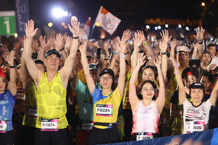 Vũ công nóng bỏng Vy Phan cùng dàn hot girl gây ấn tượng tại giải Marathon - 10