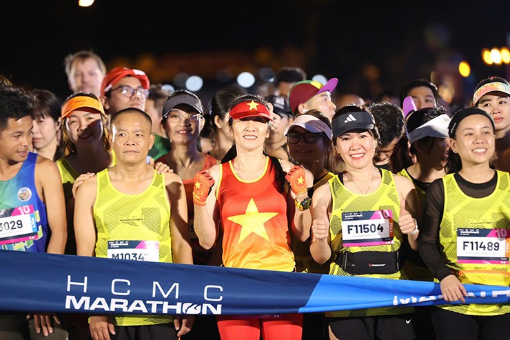 Vũ công nóng bỏng Vy Phan cùng dàn hot girl gây ấn tượng tại giải Marathon - 11