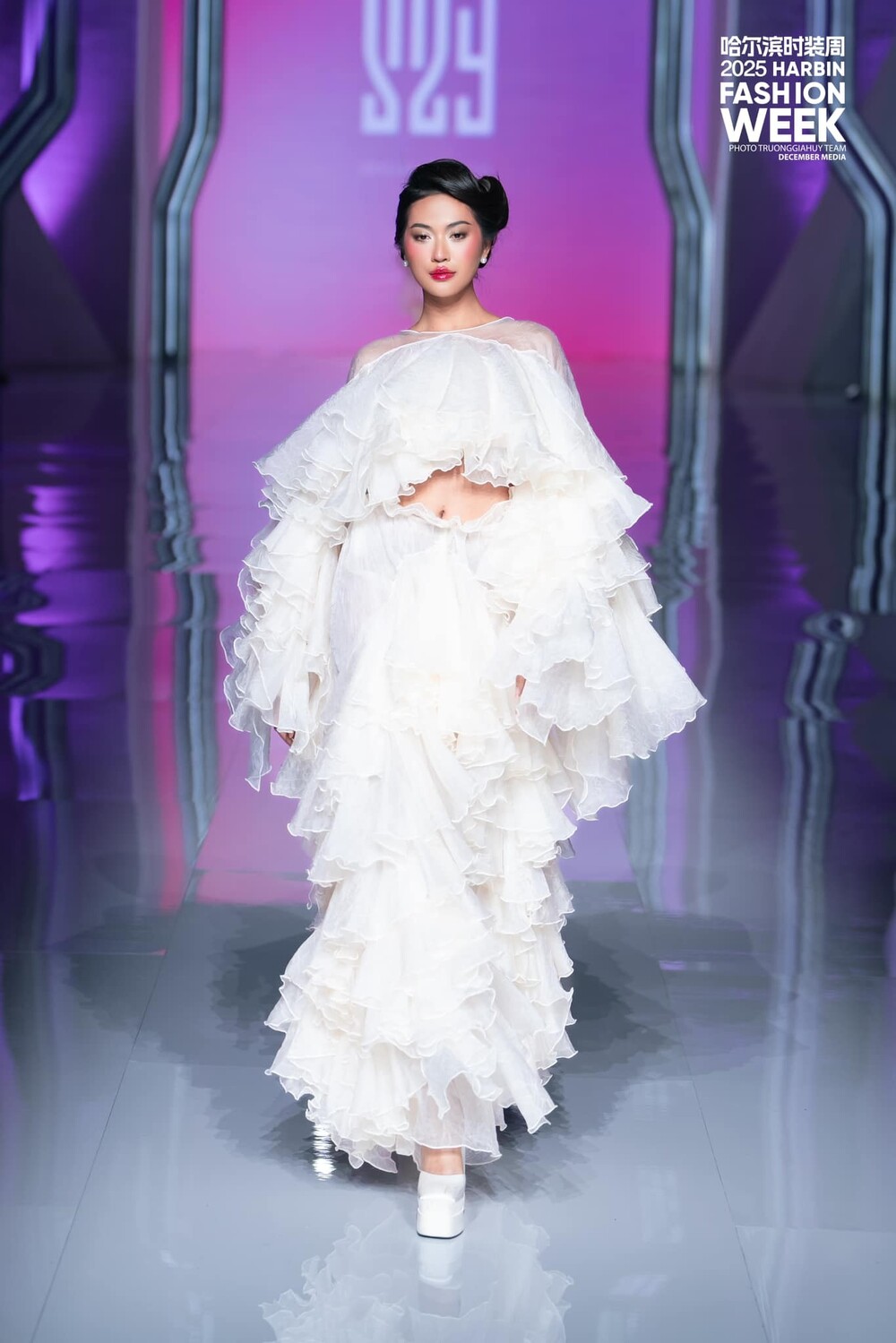 Top 2 Miss Cosmo khí chất ngút ngàn trên sàn diễn Harbin Fashion Week 2025 - 2