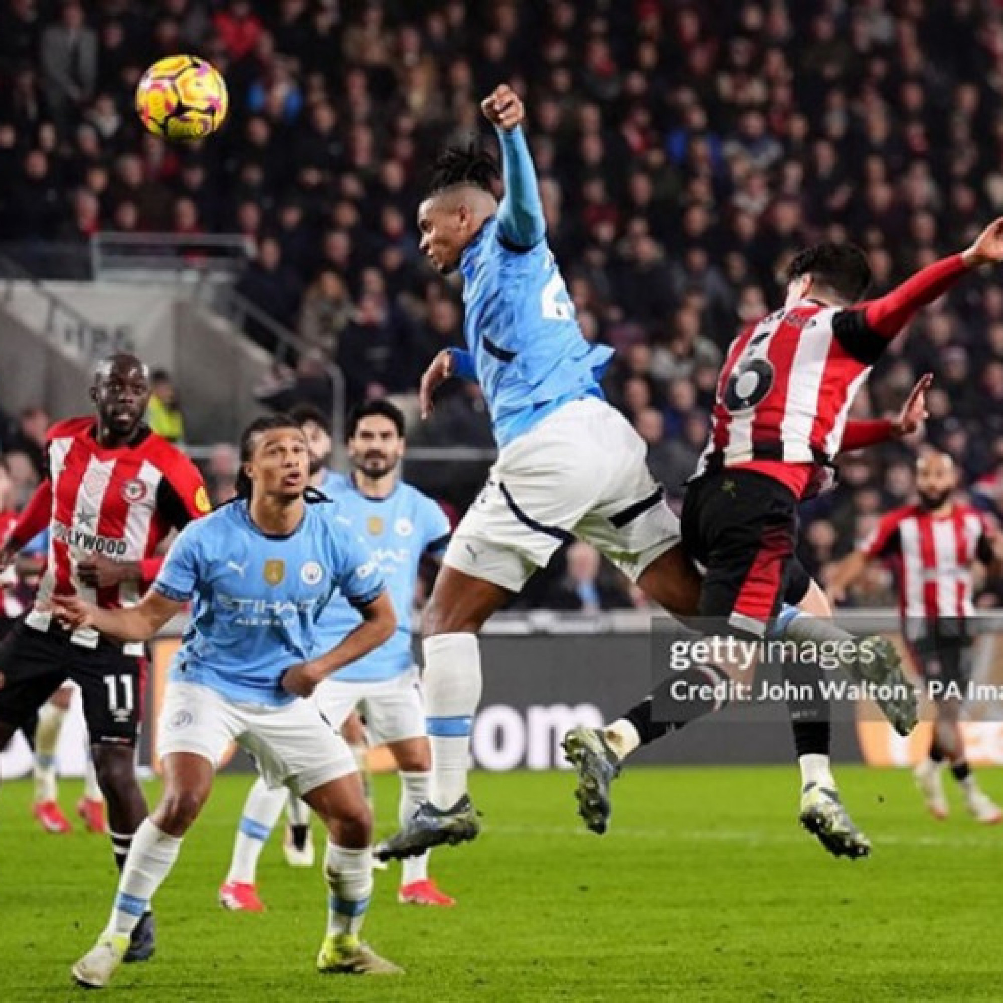  - Man City đánh rơi 3 điểm: "Nội soi" thầy trò Guardiola vỡ trận khi dẫn trước 2-0