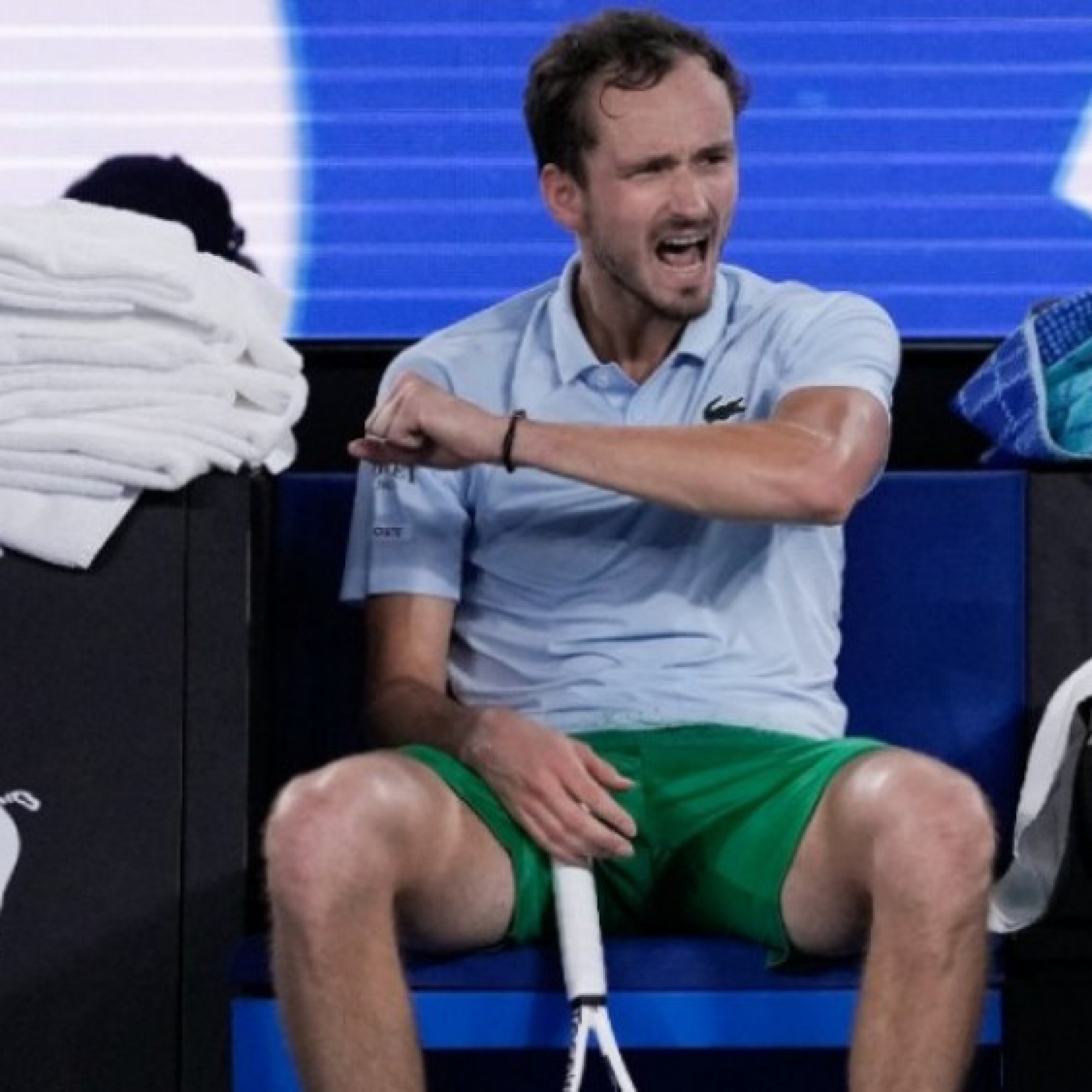  - Nóng nhất thể thao sáng 17/1: Medvedev bị phạt 3,8 tỷ đồng sau Australian Open