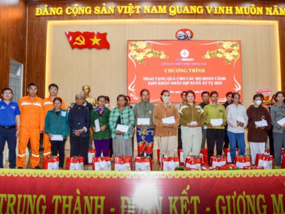 Công ty Thủy điện Đồng Nai trao tặng quà Tết cho người khó khăn