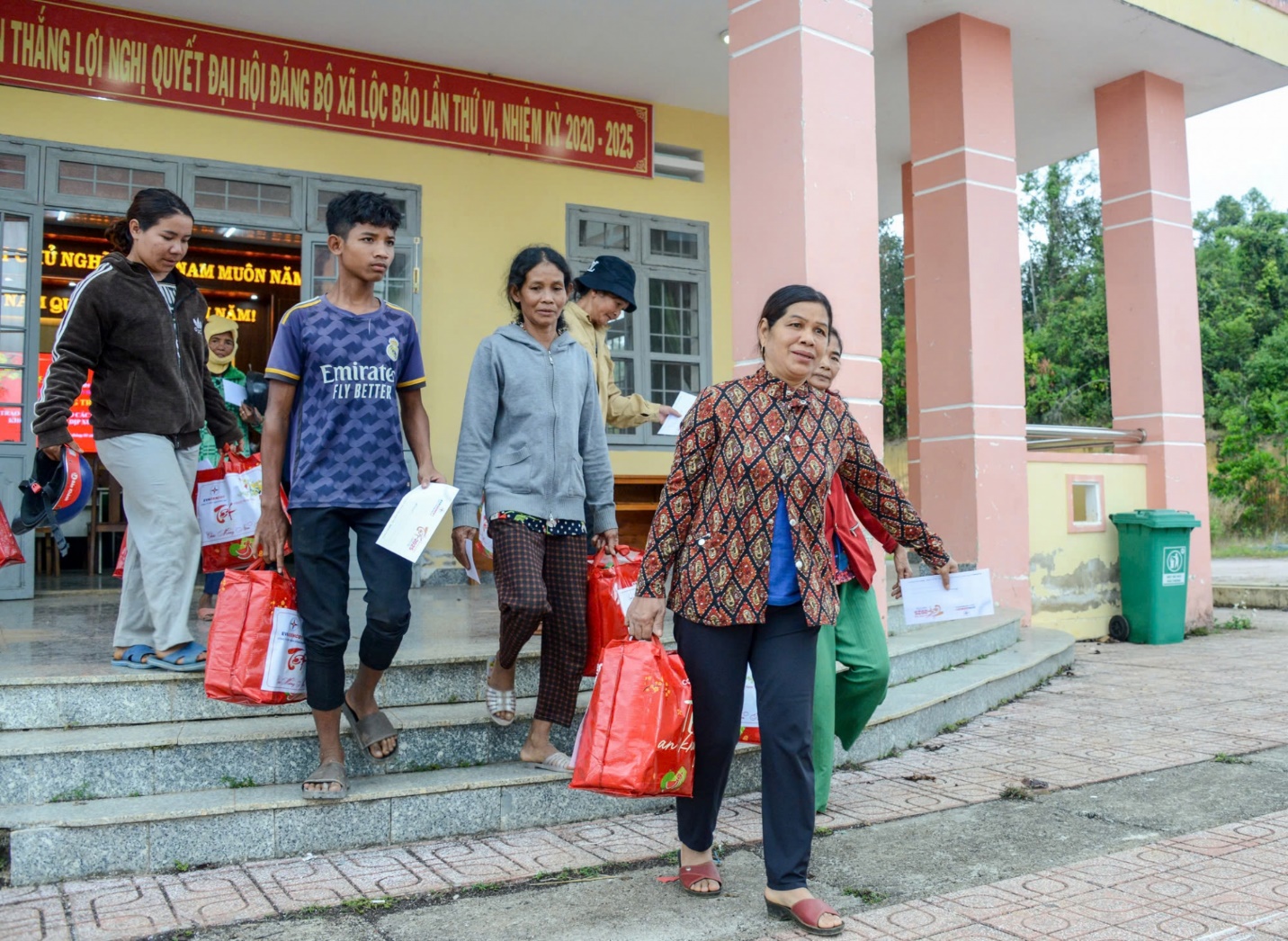 Công ty Thủy điện Đồng Nai trao tặng quà Tết cho người khó khăn - 2