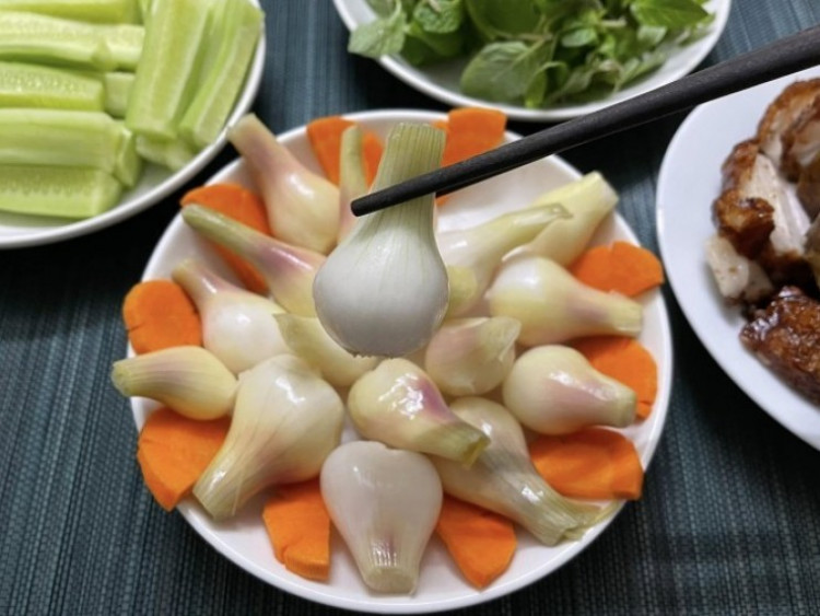 Bí quyết muối hành chống ngán ngày Tết