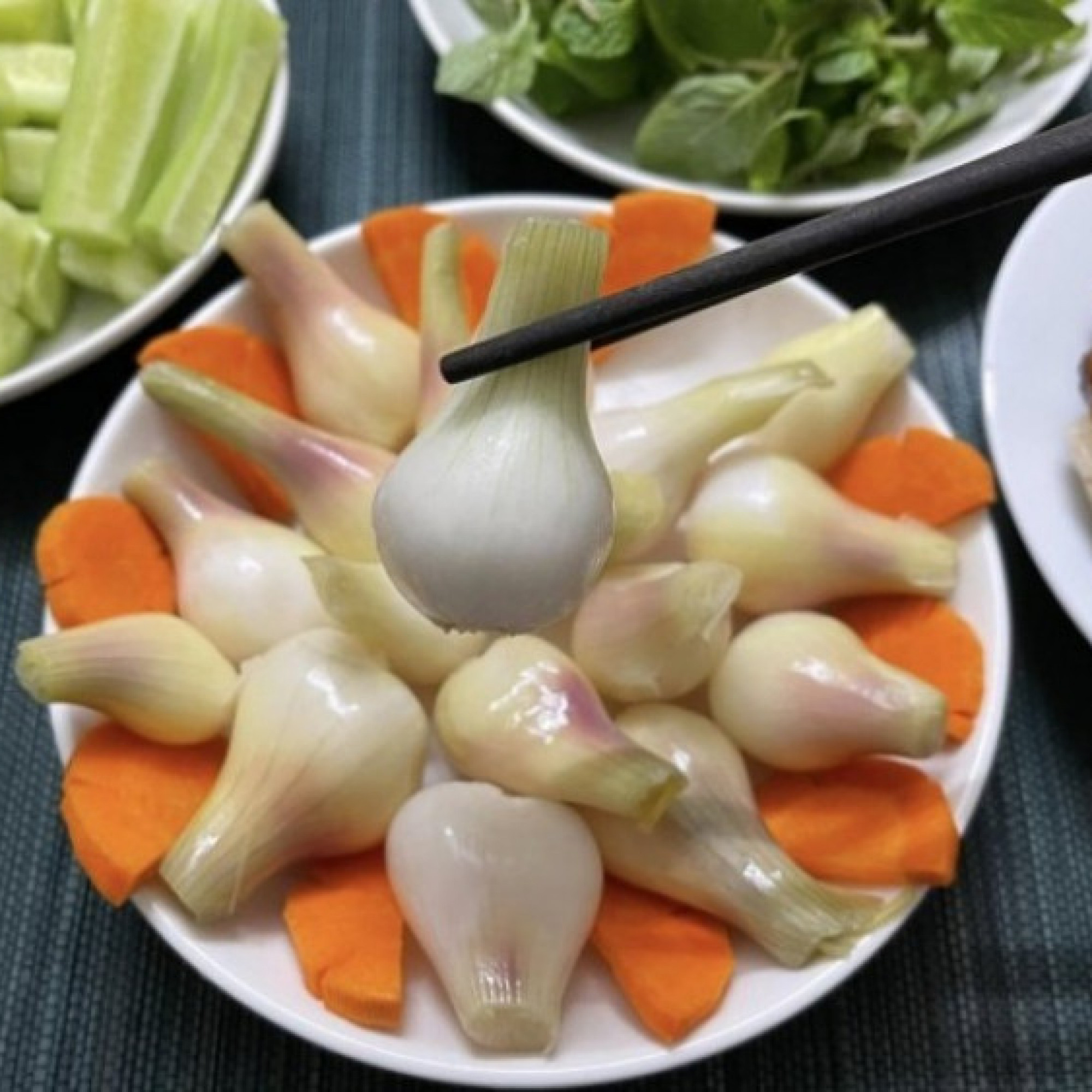 Bí quyết muối hành chống ngán ngày Tết