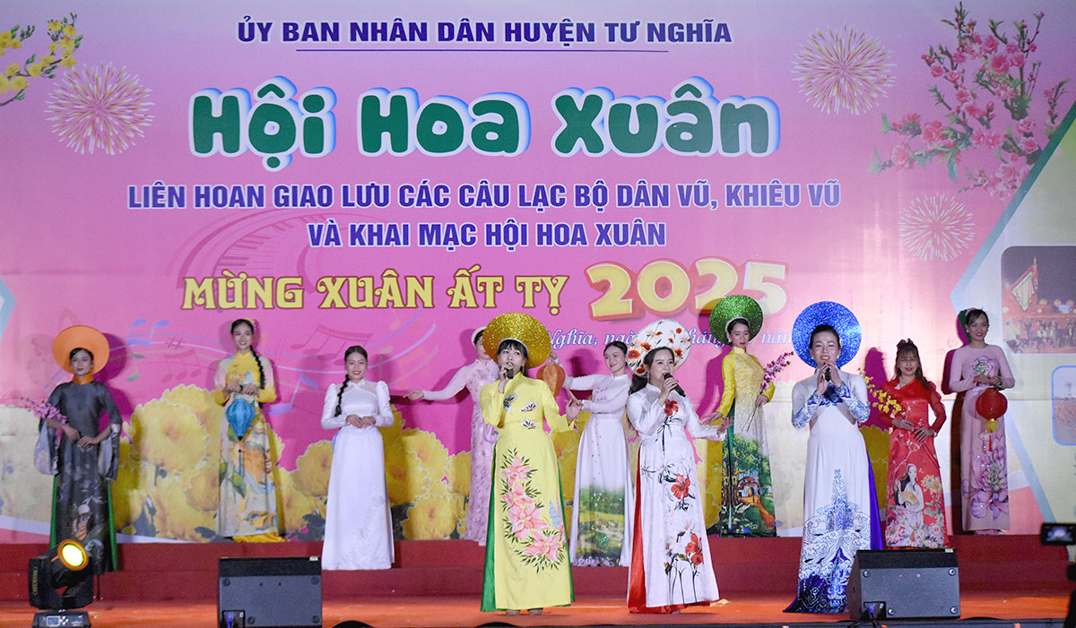 khai mac hoi hoa xuan va lien hoan cac clb dan vu quang ngai - 9