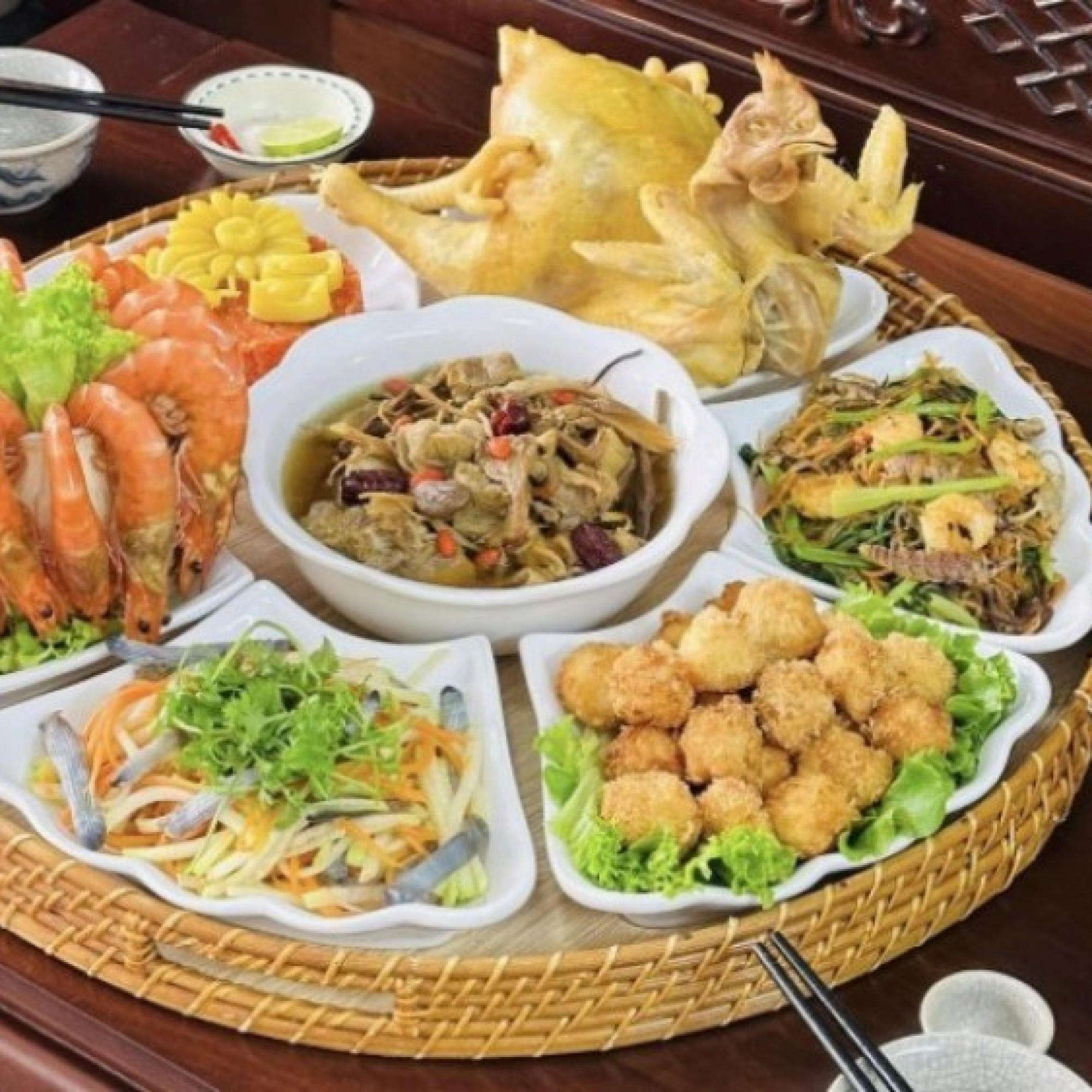 Trầm trồ trước những mâm cỗ cúng ông Công ông Táo của các mẹ đảm
