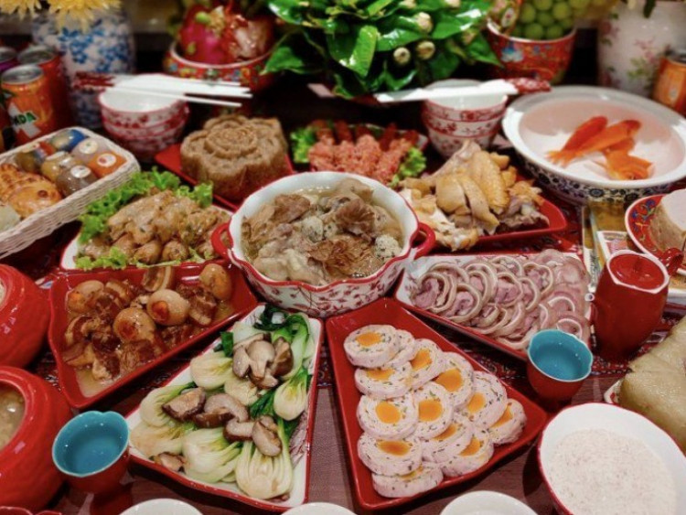 Chị em dậy từ 4h30 sáng chuẩn bị mâm cỗ cúng ông Công ông Táo