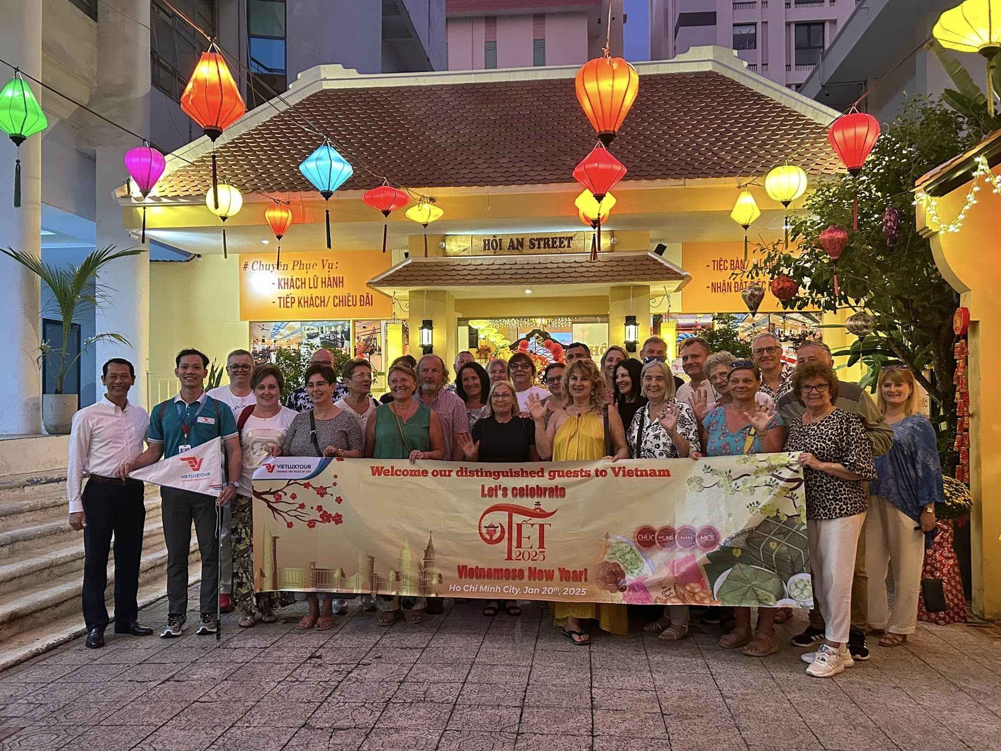 Du khách Ba Lan thích thú trải nghiệm tour "Tây ăn Tết ta" tại TP.HCM - 1