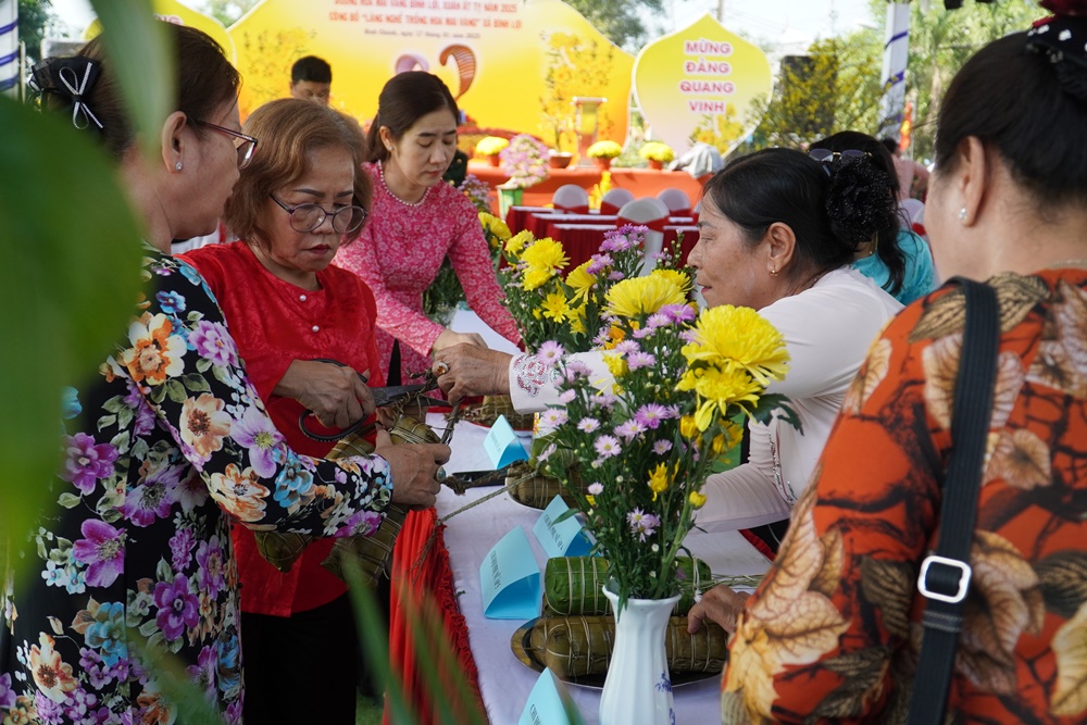 Trải nghiệm con đường hoa mai vàng rực rỡ mang hơi thở Tết quê ngay tại Sài Gòn - 13