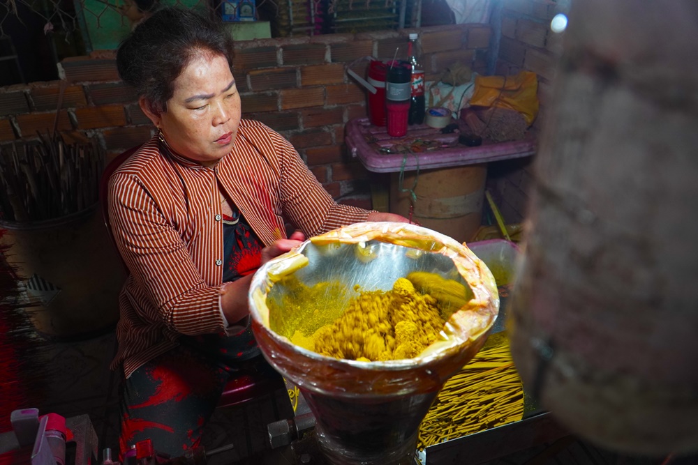 Làng nghề làm nhang truyền thống trăm năm Lê Minh Xuân tất bật cuối năm - 11