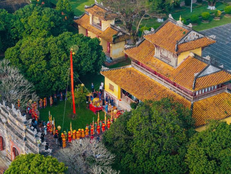 Hoàng cung Huế dựng nêu báo hiệu ngày Tết đã về