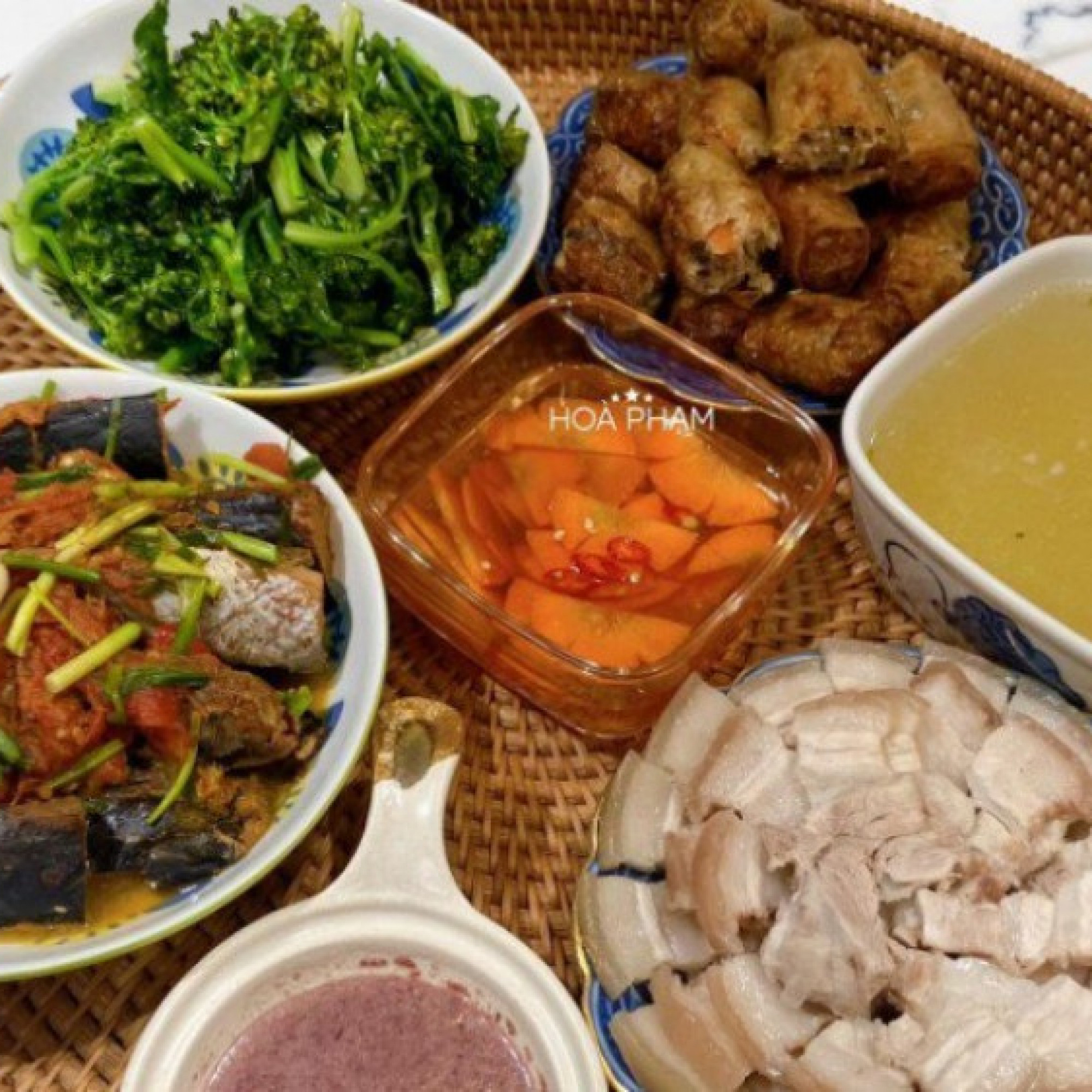 Thịt, cá, gà, rau mẹ chồng gửi, con dâu biến thành những mâm cơm hấp dẫn