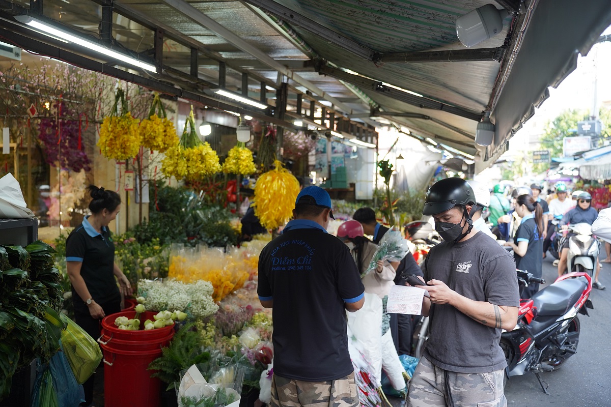 tet at ty 2025: tap nap mua hoa tet, tuyet mai 'len ngoi' - 10