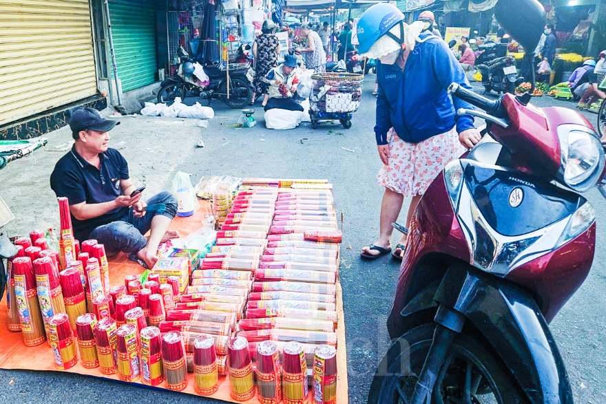 Người dân đi chợ sắm lễ vật, ra sông thả cá tiễn ông Táo về trời - 7