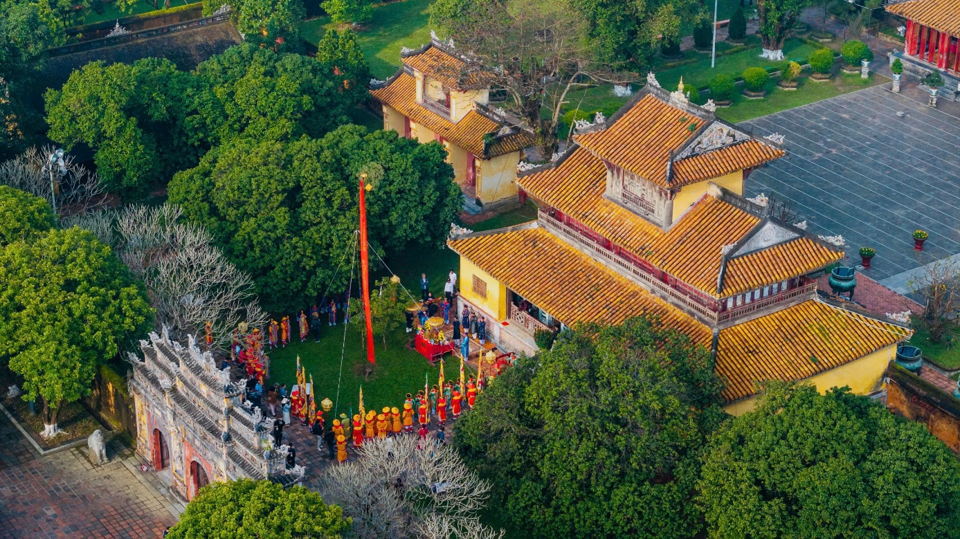 Hoàng cung Huế dựng nêu báo hiệu ngày Tết đã về - 7