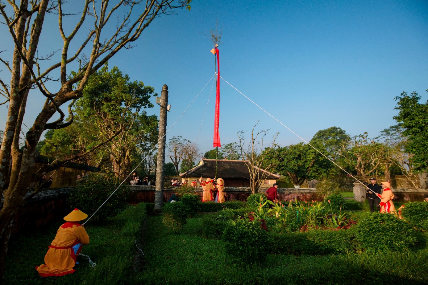 Hoàng cung Huế dựng nêu báo hiệu ngày Tết đã về - 5