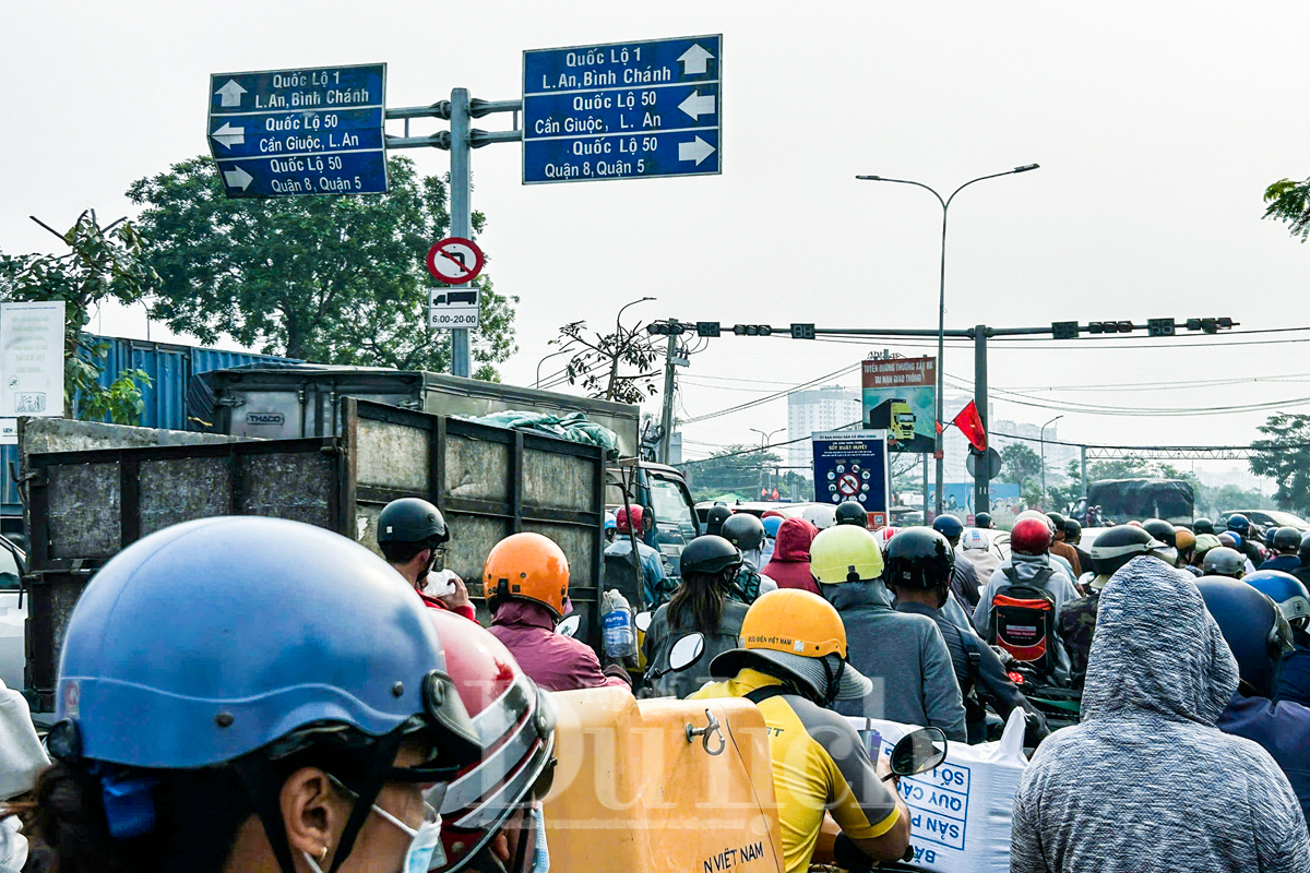 Dòng người, xe ùn ứ ngiêm trọng tại của ngõ miền Tây - 3