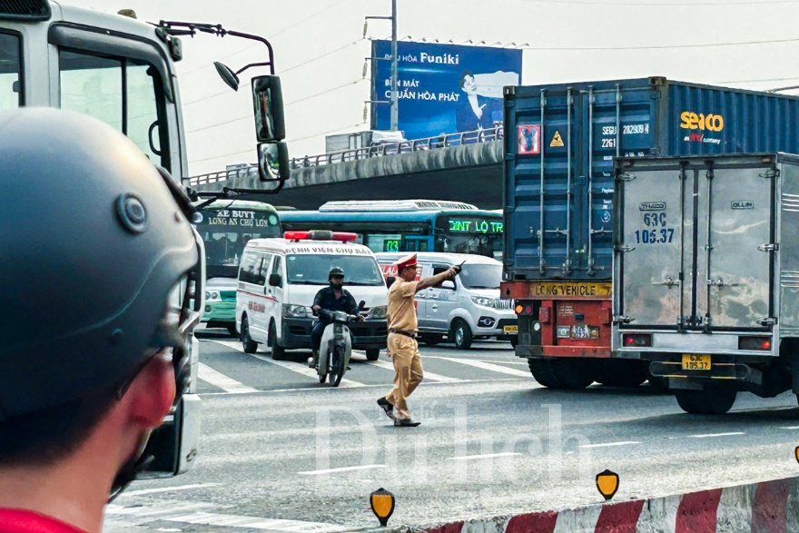 Dòng người, xe ùn ứ ngiêm trọng tại của ngõ miền Tây - 2