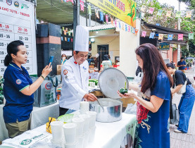  - Phiên chợ Tết Xanh – Quà Việt rộn ràng khách chen chân