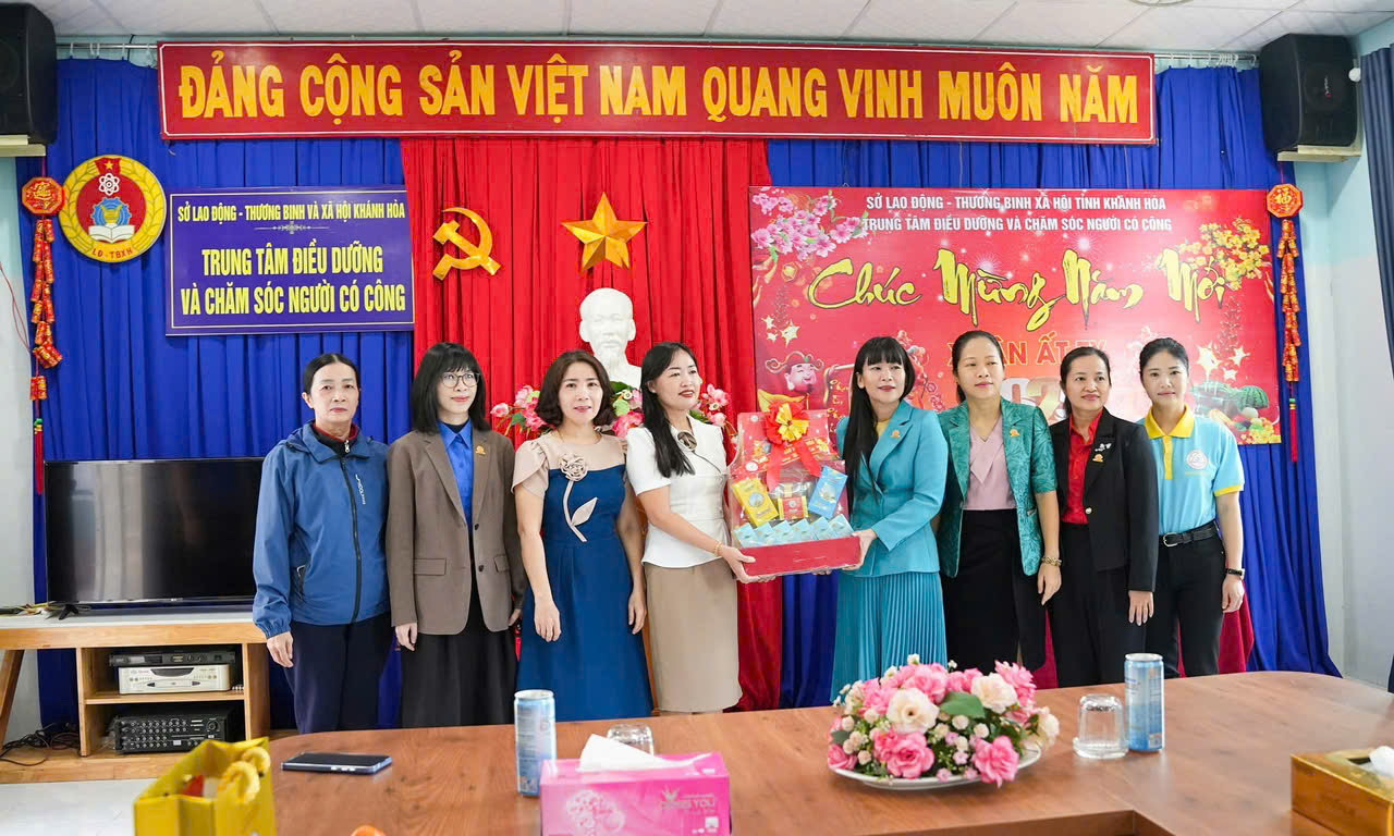 Công ty Yến sào Khánh Hòa chăm lo Tết cho các đối tượng chính sách và người nghèo - 1