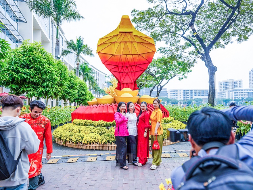 Xuân hoan ca cùng linh vật rắn kỳ lạ tại Đường hoa xuân Quận 7 - 12