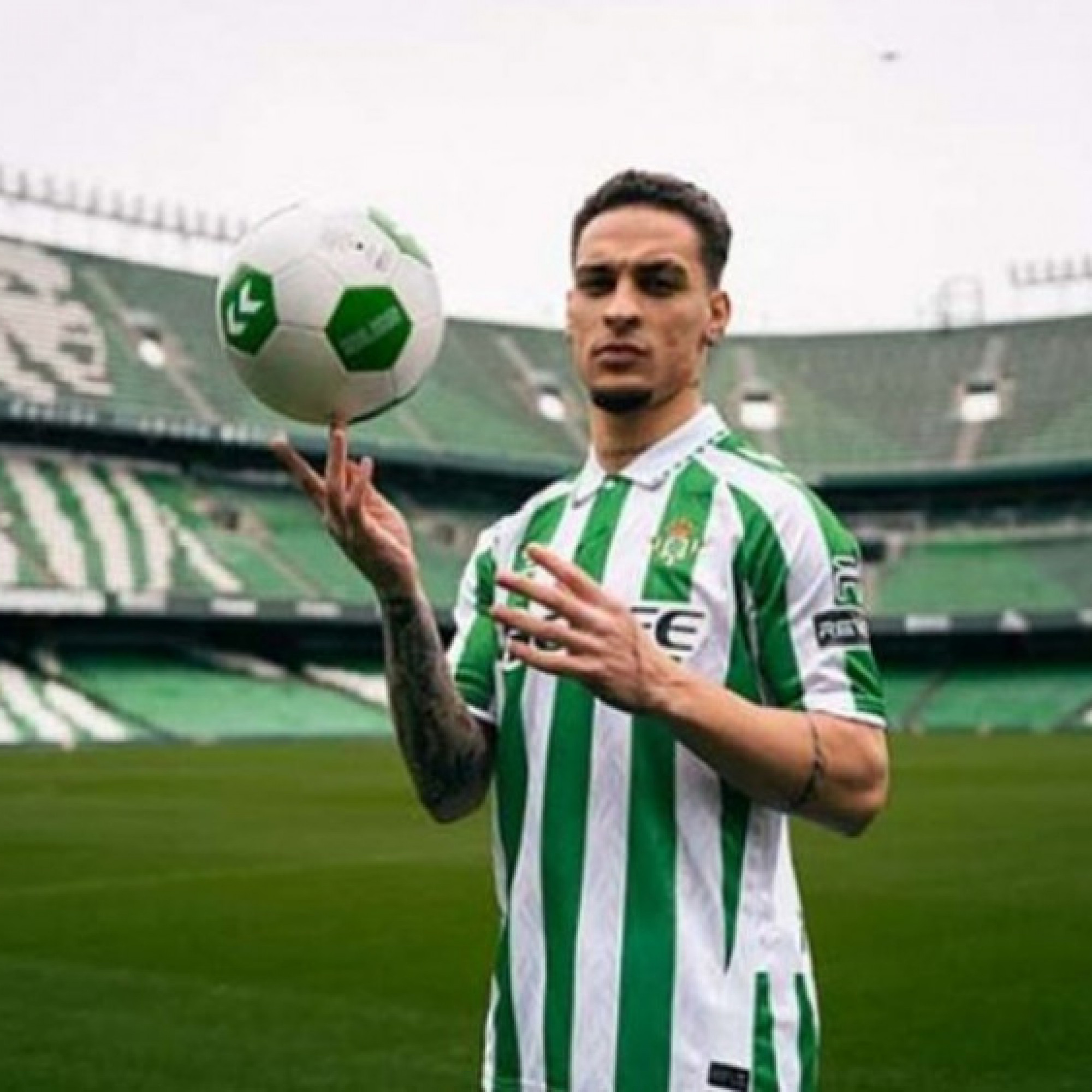  - Antony chính thức ra mắt Real Betis, tái hiện màn "xoay compa" biểu tượng