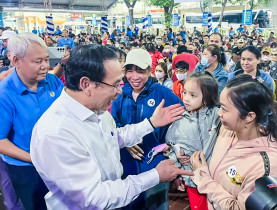  - Bí thư Nguyễn Văn Nên lì xì sớm người lao động về quê ăn Tết