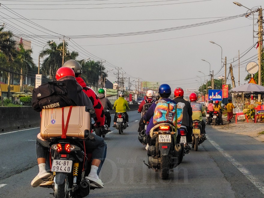 Các cửa ngõ thông thoáng, bến bãi giảm nhiệt cảnh người xe đông đúc - 7