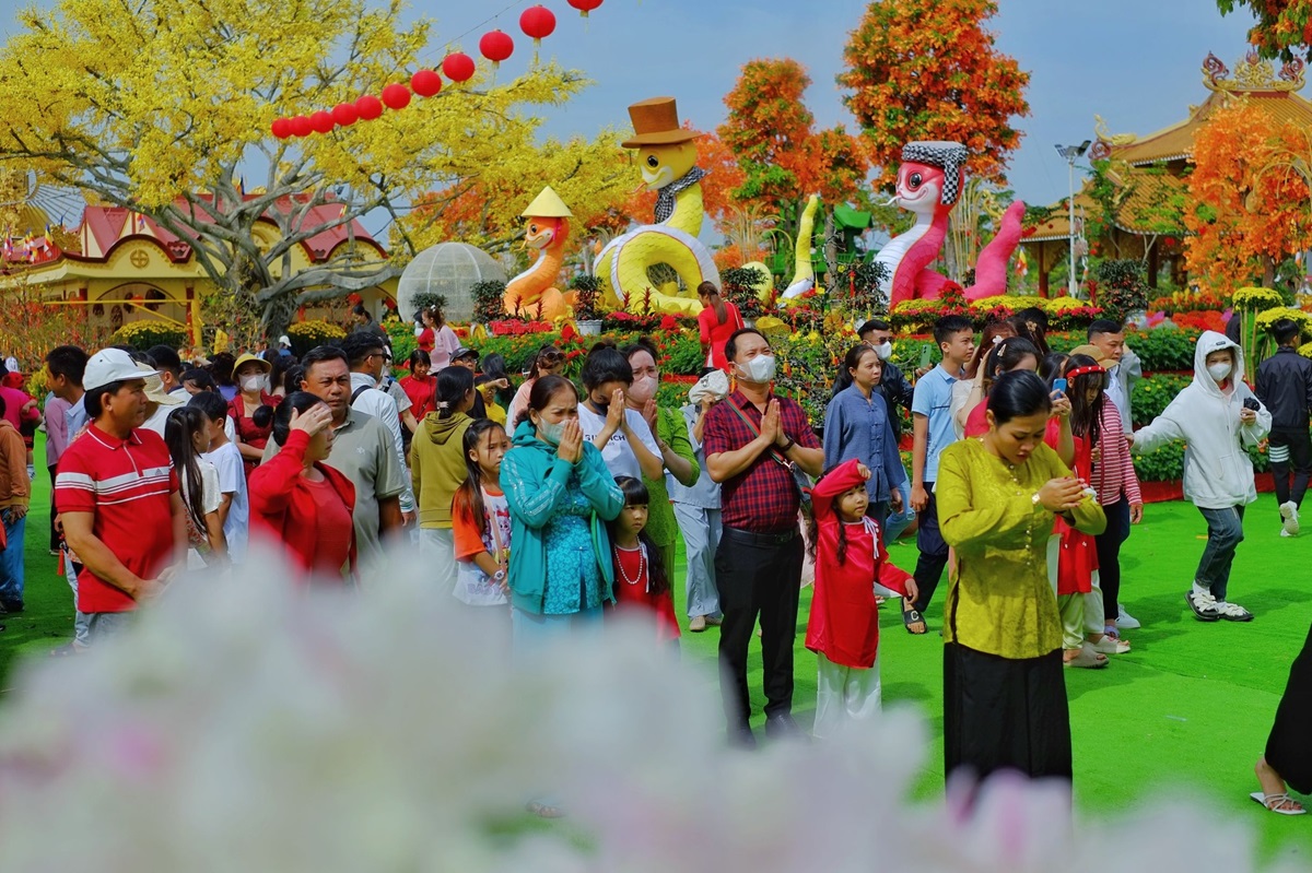 dong nguoi do ve ngoi chua ‘tram hoa dua no’ o mien tay - 1