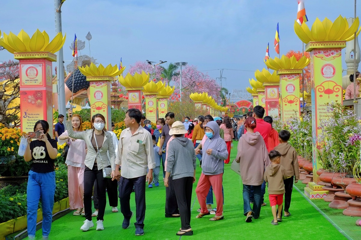 dong nguoi do ve ngoi chua ‘tram hoa dua no’ o mien tay - 4