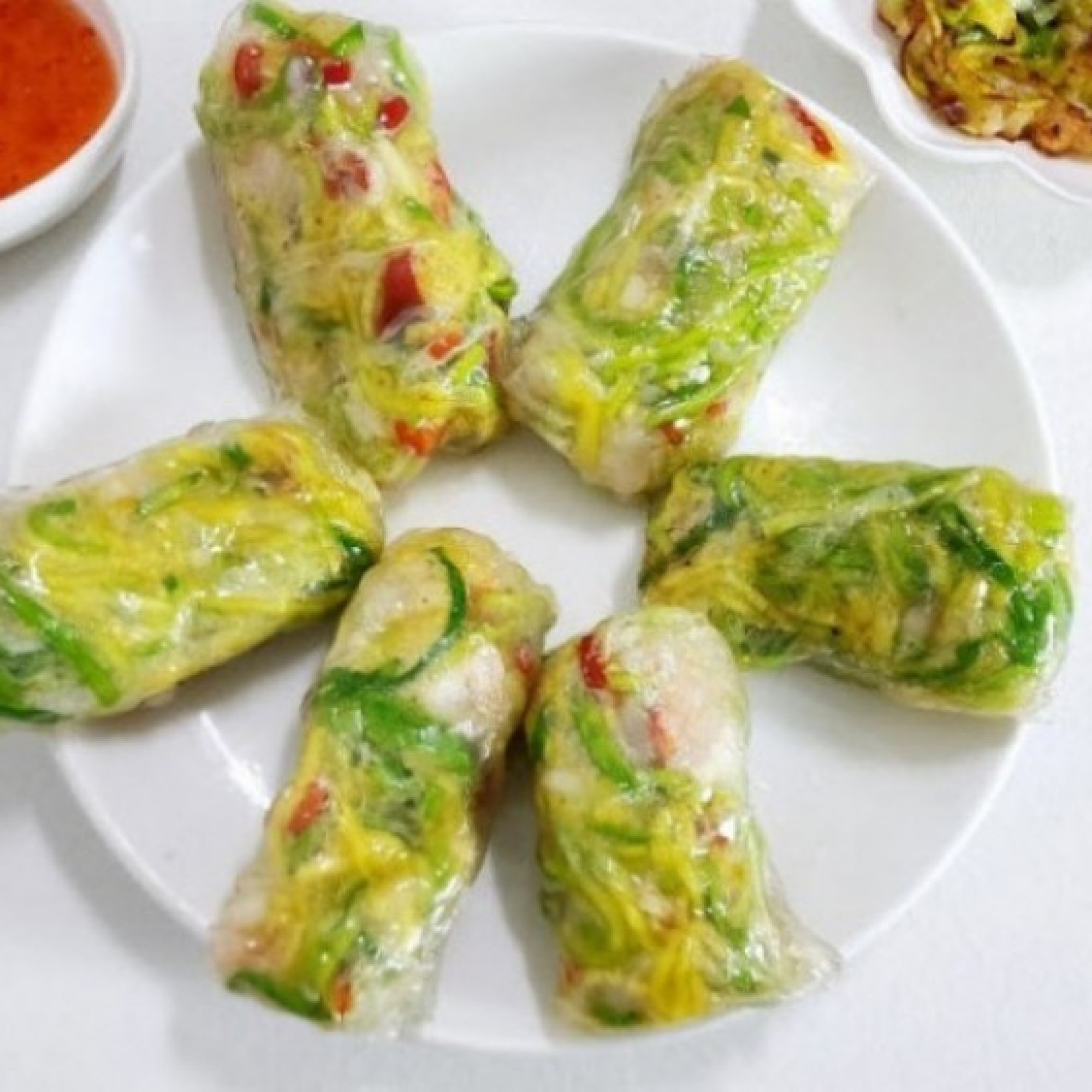 Thử làm món bánh cuộn bí ngòi tôm hấp lạ miệng đãi khách ngày Tết