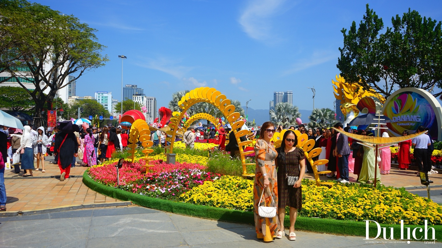 Đà Nẵng: Người dân, du khách rộn ràng du xuân, "check-in" cùng linh vật rắn vàng - 1