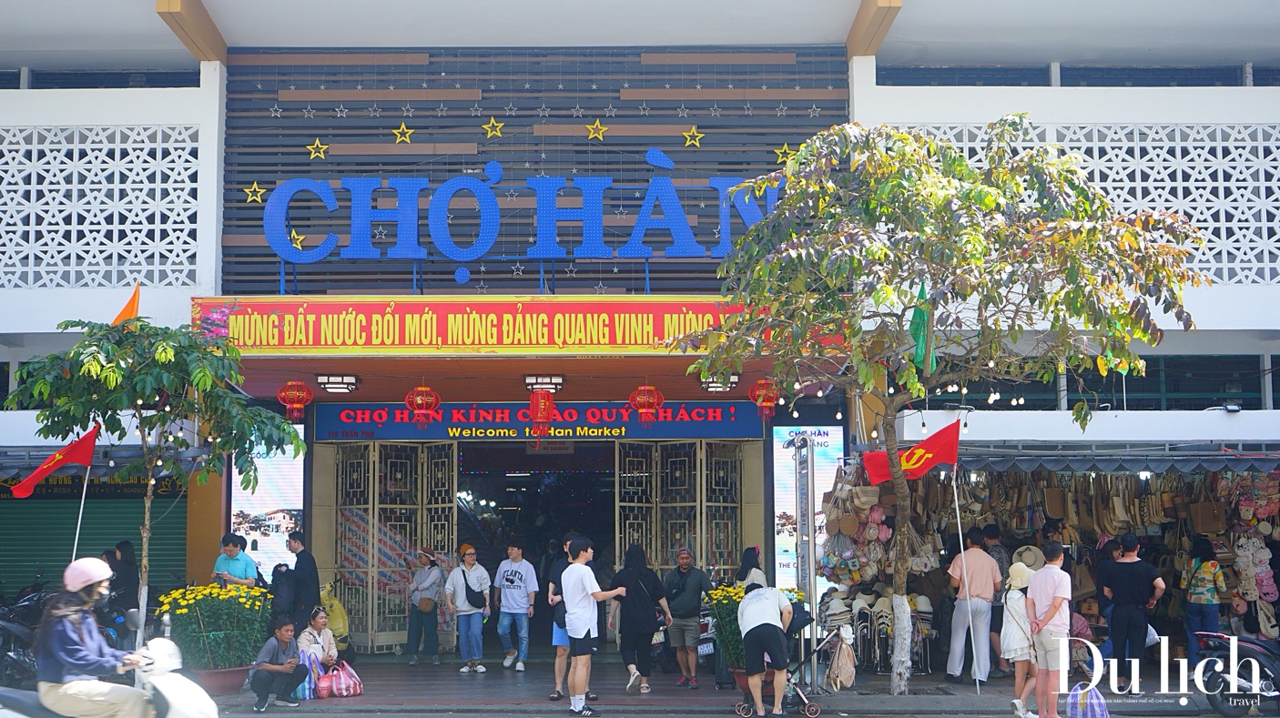 Đà Nẵng: Người dân, du khách rộn ràng du xuân, "check-in" cùng linh vật rắn vàng - 11