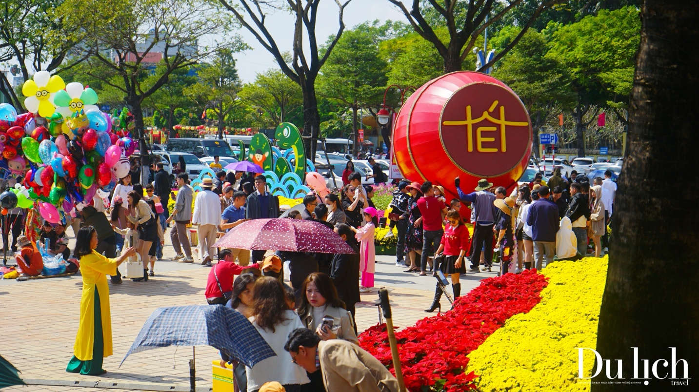 Đà Nẵng: Người dân, du khách rộn ràng du xuân, "check-in" cùng linh vật rắn vàng - 5