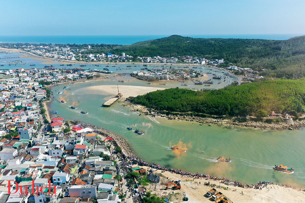 Ngư dân Sa Huỳnh trang hoàng tàu cá rực rỡ trong lễ hội cầu ngư đầu năm mới - 2